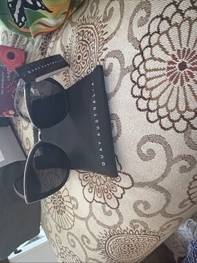 BRAND NEW NEVER USED Quay Australia Black Men's Sunglasses — Sleek Rounded Frame